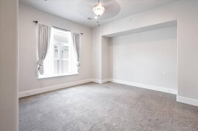 Building Photo - 5648 Larkin St