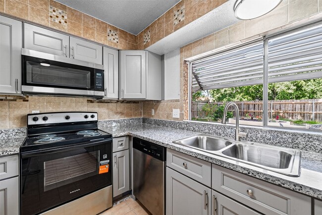 Building Photo - 1119 Pinecroft Dr