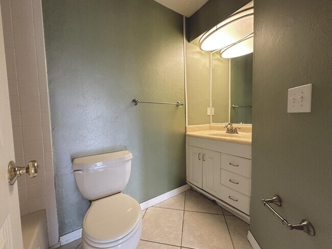 Building Photo - "Charming 2-Bed, 2-Bath Oasis in Vibrant T...