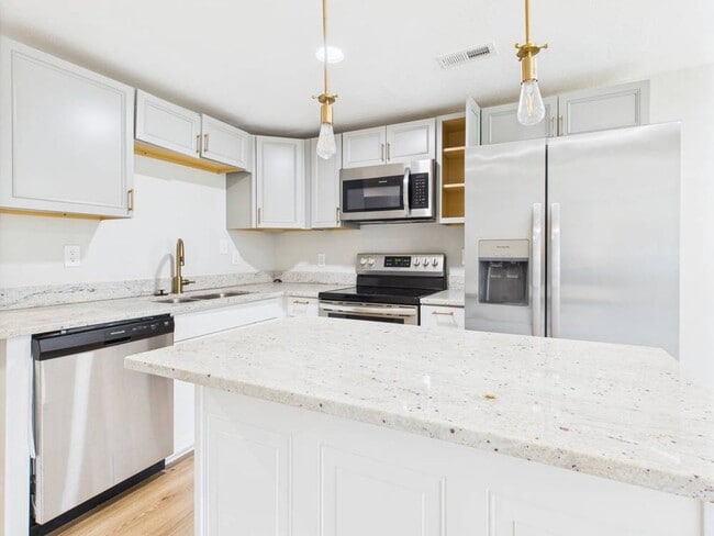 Building Photo - Beautiful 3 Bedroom 2 Bathroom 1 car Garag...
