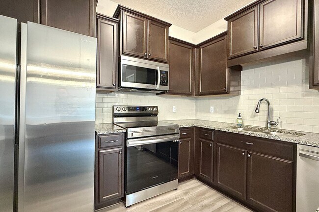 Building Photo - AVAILABLE NOW! (Pet Friendly)