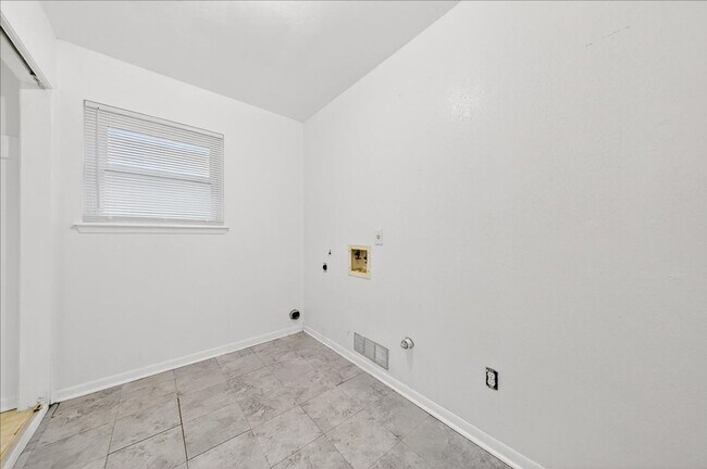 Building Photo - 5025 Romford Dr
