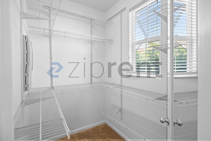 Building Photo - Unit