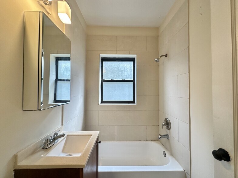 Building Photo - 4743 N Hermitage Ave