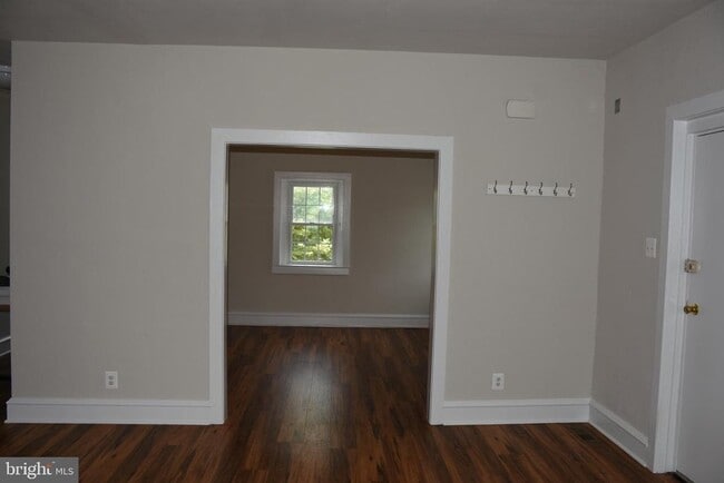 Building Photo - 103 Oak St