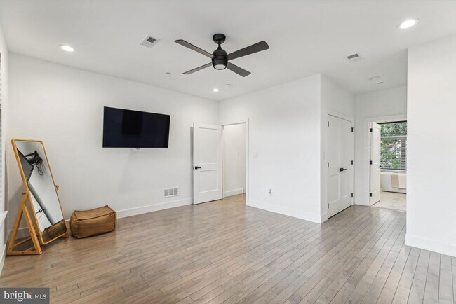 Building Photo - 2835 Edgemont St
