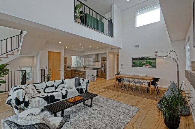 Building Photo - Custom, Modern & Spacious Tri-Level Home w...