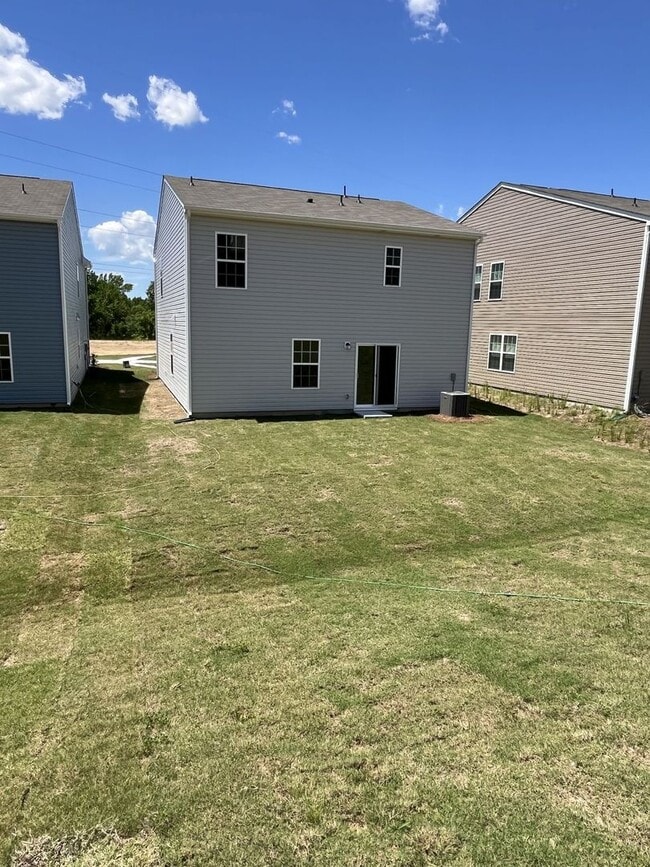 Building Photo - COMING AUGUST 2026!!! Newer 4 Bed Home in University Area