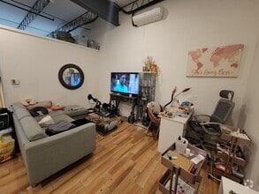 Building Photo - Large 1 bedroom newly renovated apartment ...
