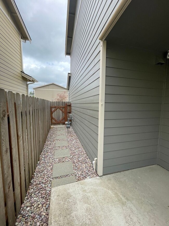 Building Photo - Beautiful 4 Bedroom in a small and exclusive neighborhood