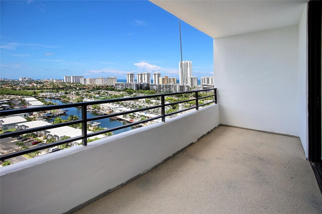 Building Photo - 2500 Parkview Dr