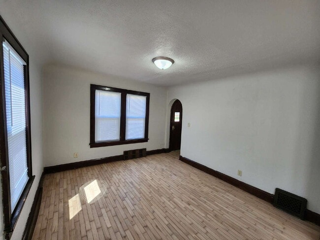 Building Photo - 2 Bedroom Lower Heat & Water Included