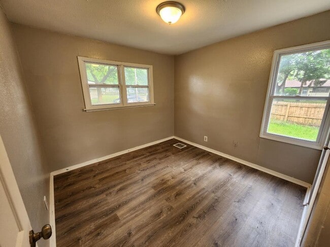 Building Photo - 3 Bdr Large Single Family House in a Nice ...