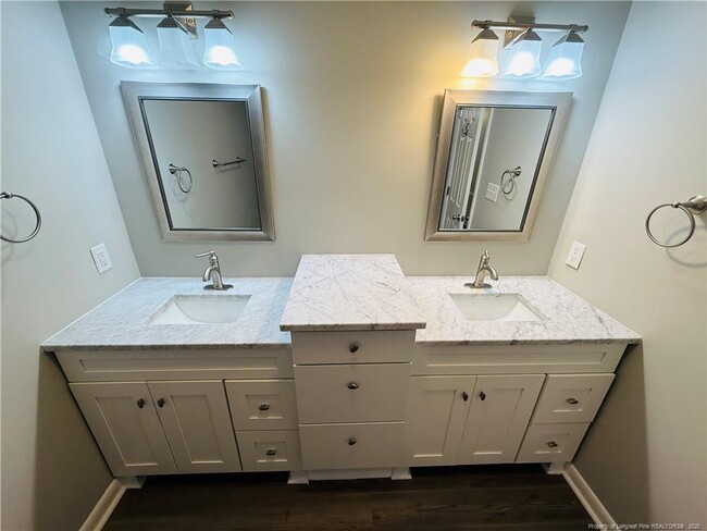 Building Photo - 300 Wedge Ct