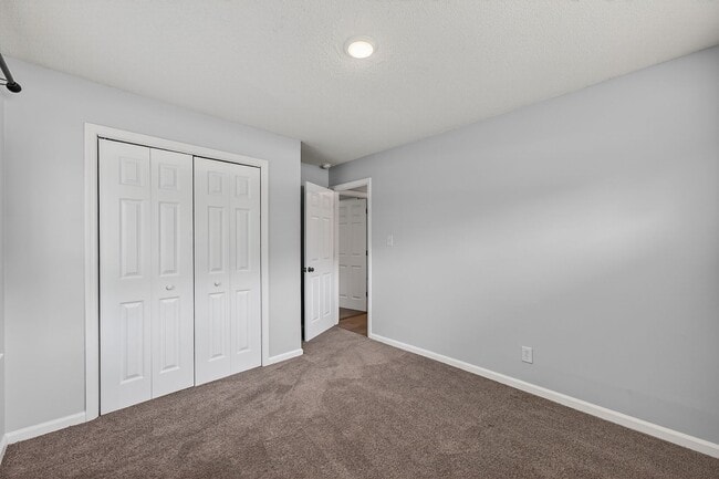 Building Photo - 2527 Country Club Rd