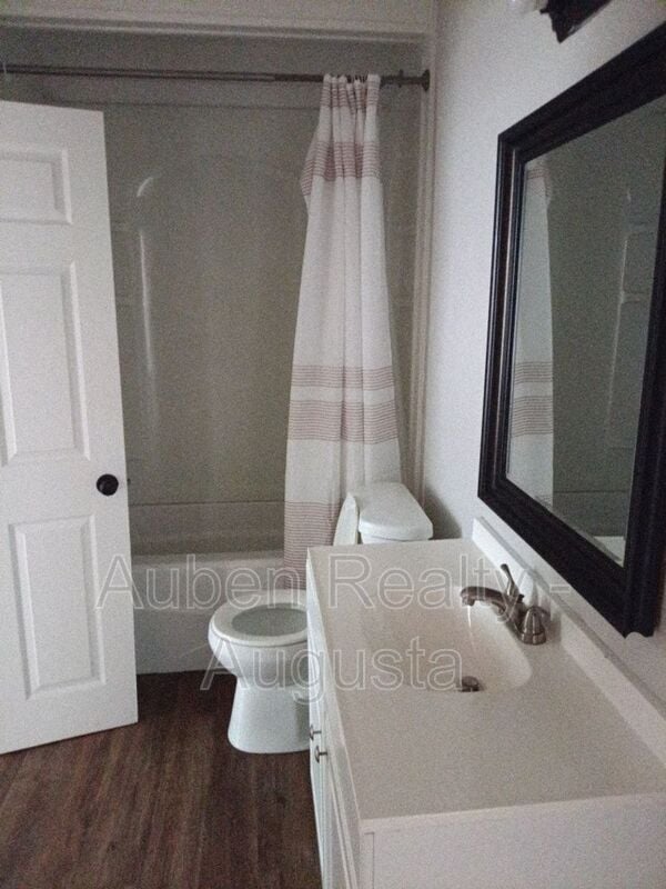 Building Photo - 2009 Starnes St