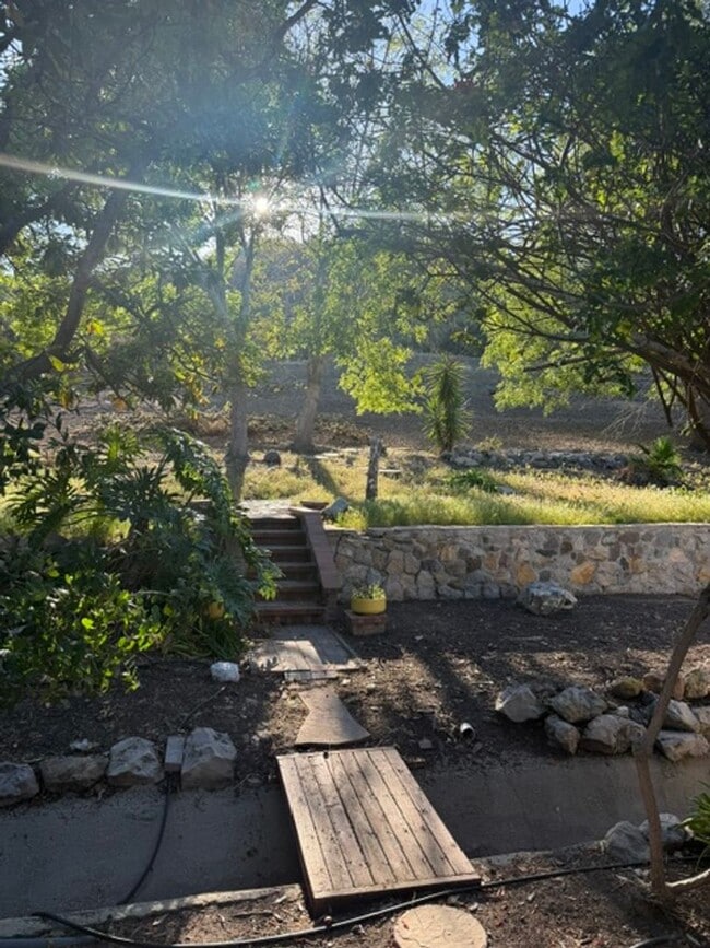 Building Photo - Charming 2BD/2BA Home in Sought-After Camarillo Springs Community!