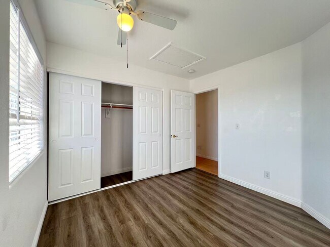 Building Photo - Stunning 5 bedroom, 2.5 bathroom home