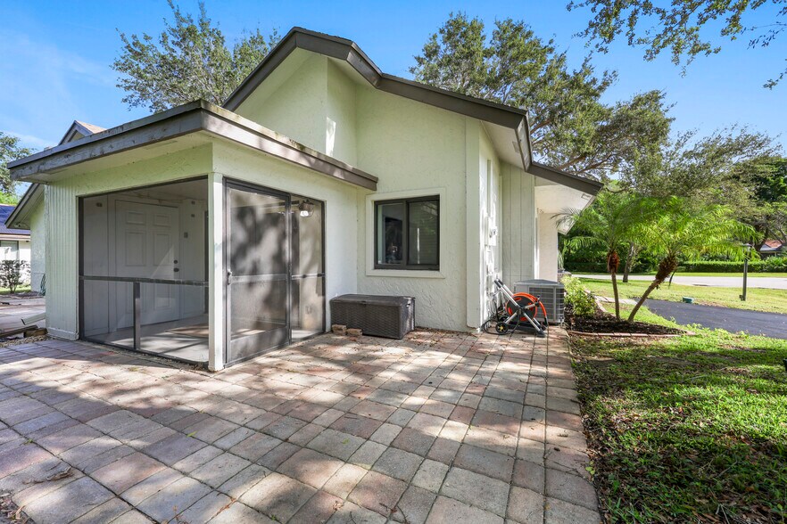 Building Photo - 3937 Arelia Dr N