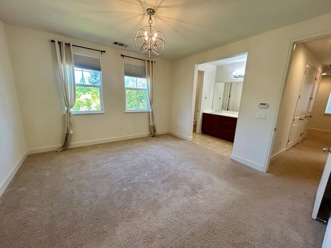 Building Photo - Ideal 4 bedroom home, walking distance to ...
