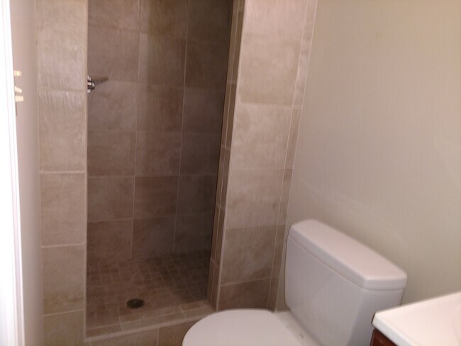 Building Photo - Conveniently Located, Spacious Salem Home