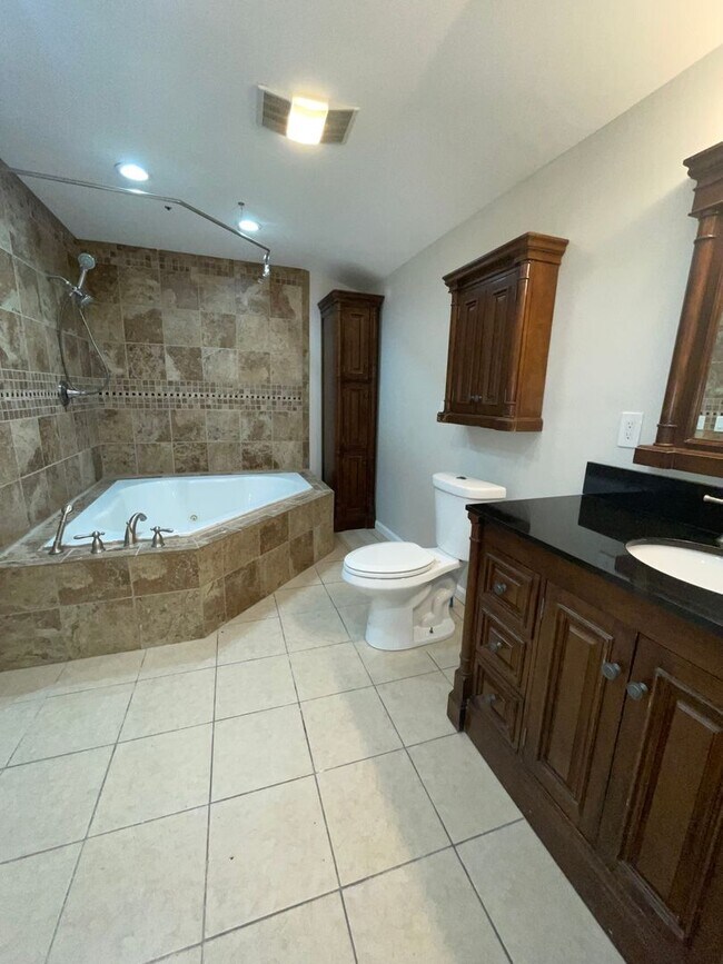 Building Photo - 3BR/2BA Home with Detached Garage & Large Yard