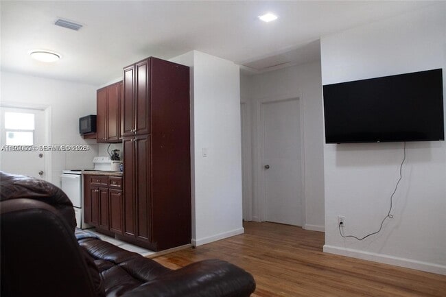 Building Photo - 1821 Harding St