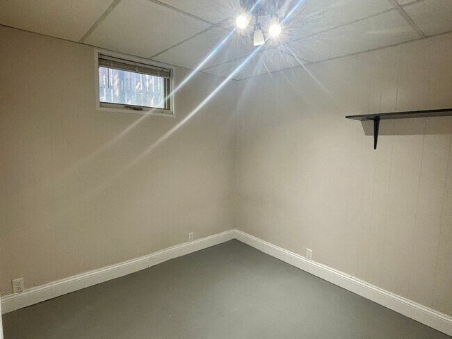 Building Photo - 3 bedroom 2 bath home centrally located!