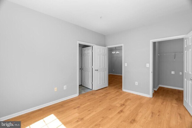 Building Photo - 4852 Eisenhower Ave