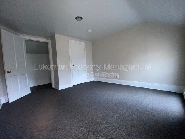 Building Photo - 415-417 W Oak