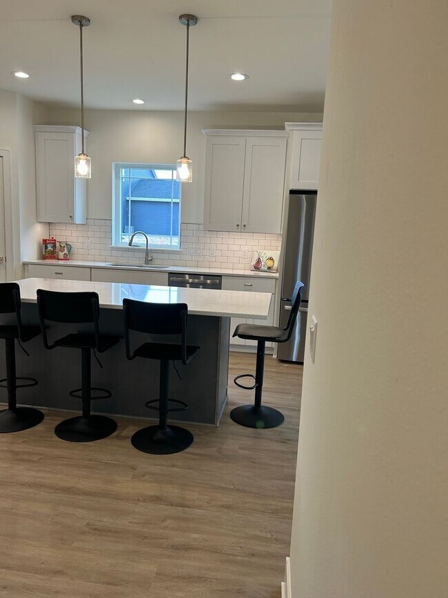 Building Photo - 5706-5708 Eternity Drive