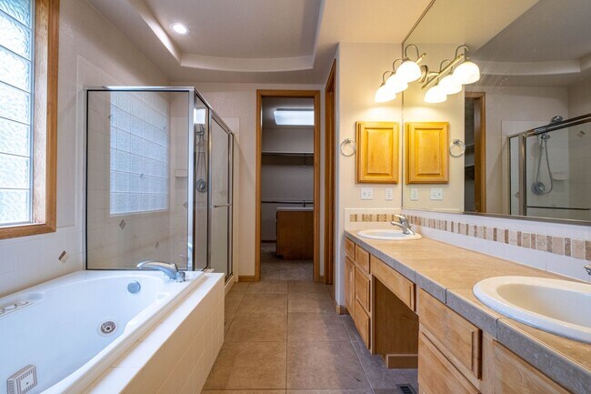 Building Photo - 4 Bed 3 Bath Home in Highlands Meadows - Windsor!