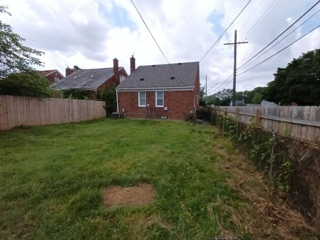 Building Photo - 3 bedroom 1.5 bath brick bungalow - AVAILA...