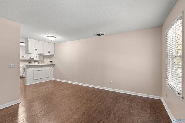 Building Photo - 2058 Woodlawn Dr SW