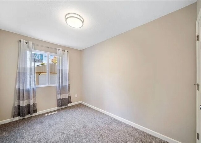 Building Photo - Charming Cape Cod - Move In Ready