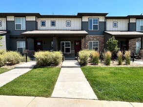 Building Photo - Beautiful 3 Bed 2.5 Bath Townhome with 2 Car Garage in Longmont