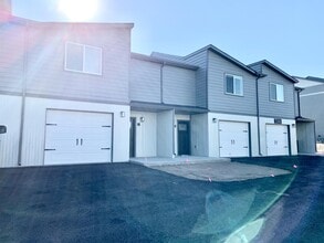 Building Photo - 3355 Blackbird Wy