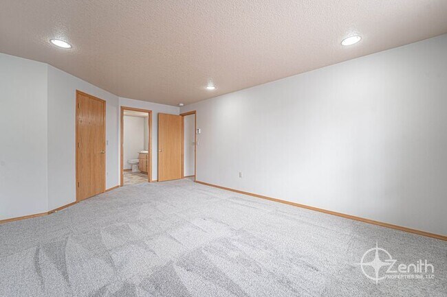 Building Photo - 10404 NE 65th Ave