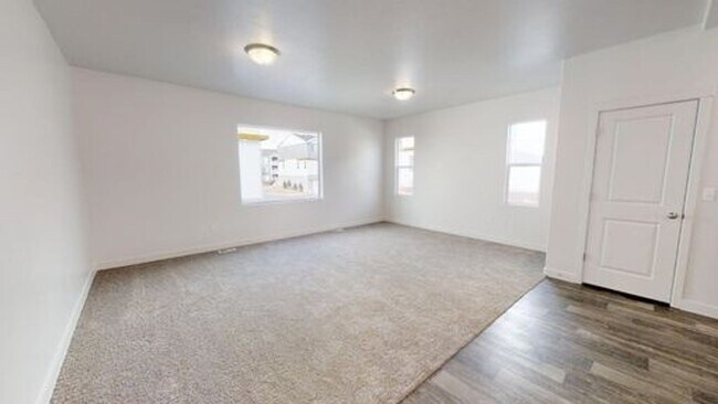 Building Photo - LUXURY TOWNHOME IN OREM!!!