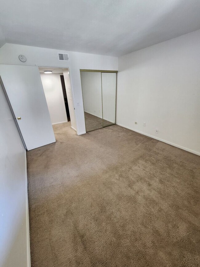 Building Photo - Gorgeous and Comfortable - Dual Master Suites - 2BD/2BA - East Mission Valley