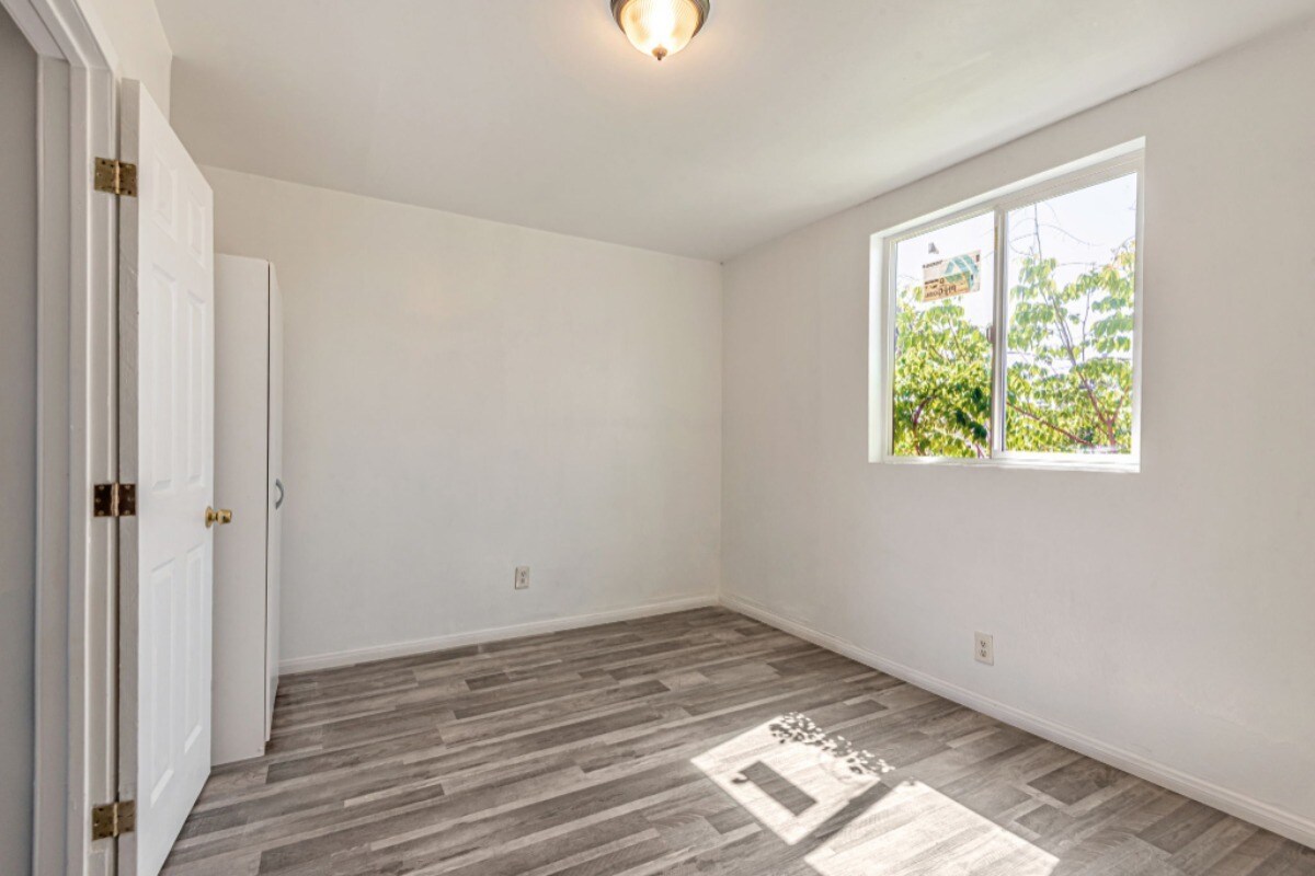 Building Photo - 847 W 43rd St