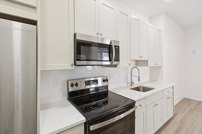 Building Photo - Fall 2026 Pre-Lease RENOVATED STUDIO Apartment | Close to Campus and Pearl St