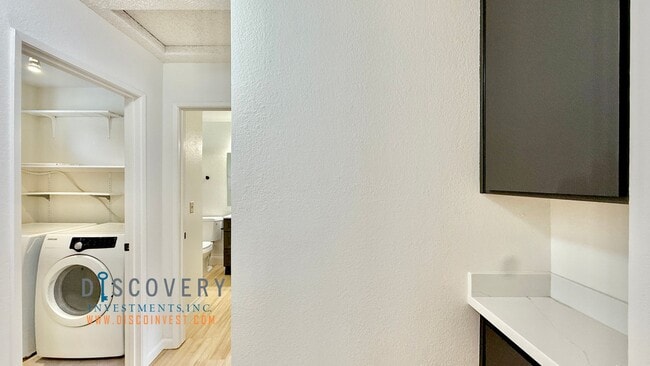 Building Photo - Spacious One Bedroom Condominium at Judro Manor