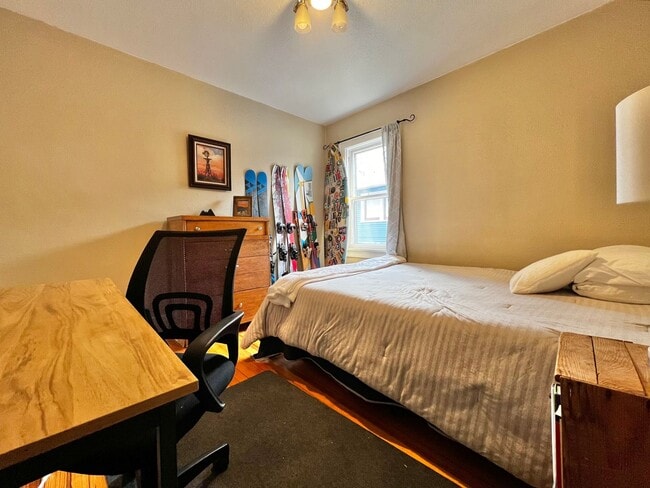 Building Photo - Amazing Location for a 2-Bedroom, 1-Bathroom Duplex Unit!