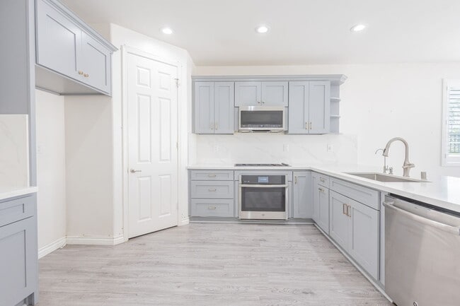 Building Photo - 16220 Retreat Ct