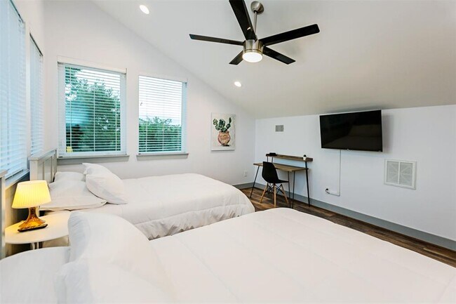 Building Photo - 4303 Chester St