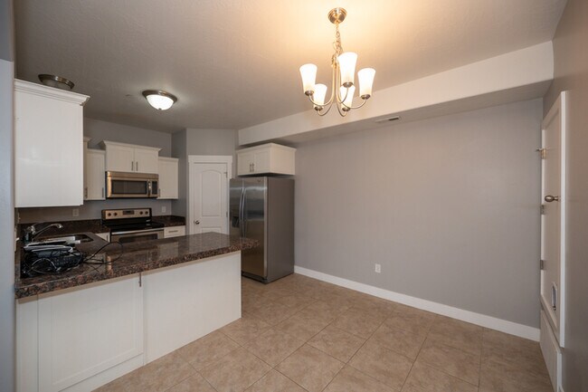 Building Photo - Main Floor Condo in Saratoga Springs!