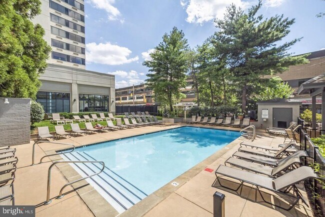 Building Photo - 2001 Hamilton St