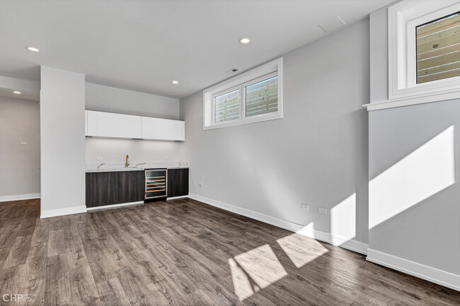 Building Photo - 1328 W Hubbard St