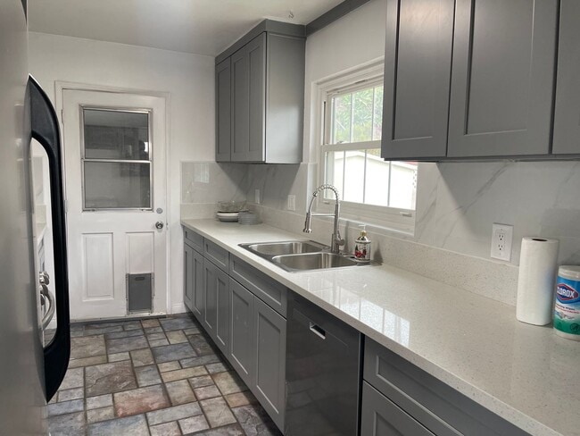 Building Photo - 3 Bed, 2 Bath House, New Kitchen plus 2 Bo...